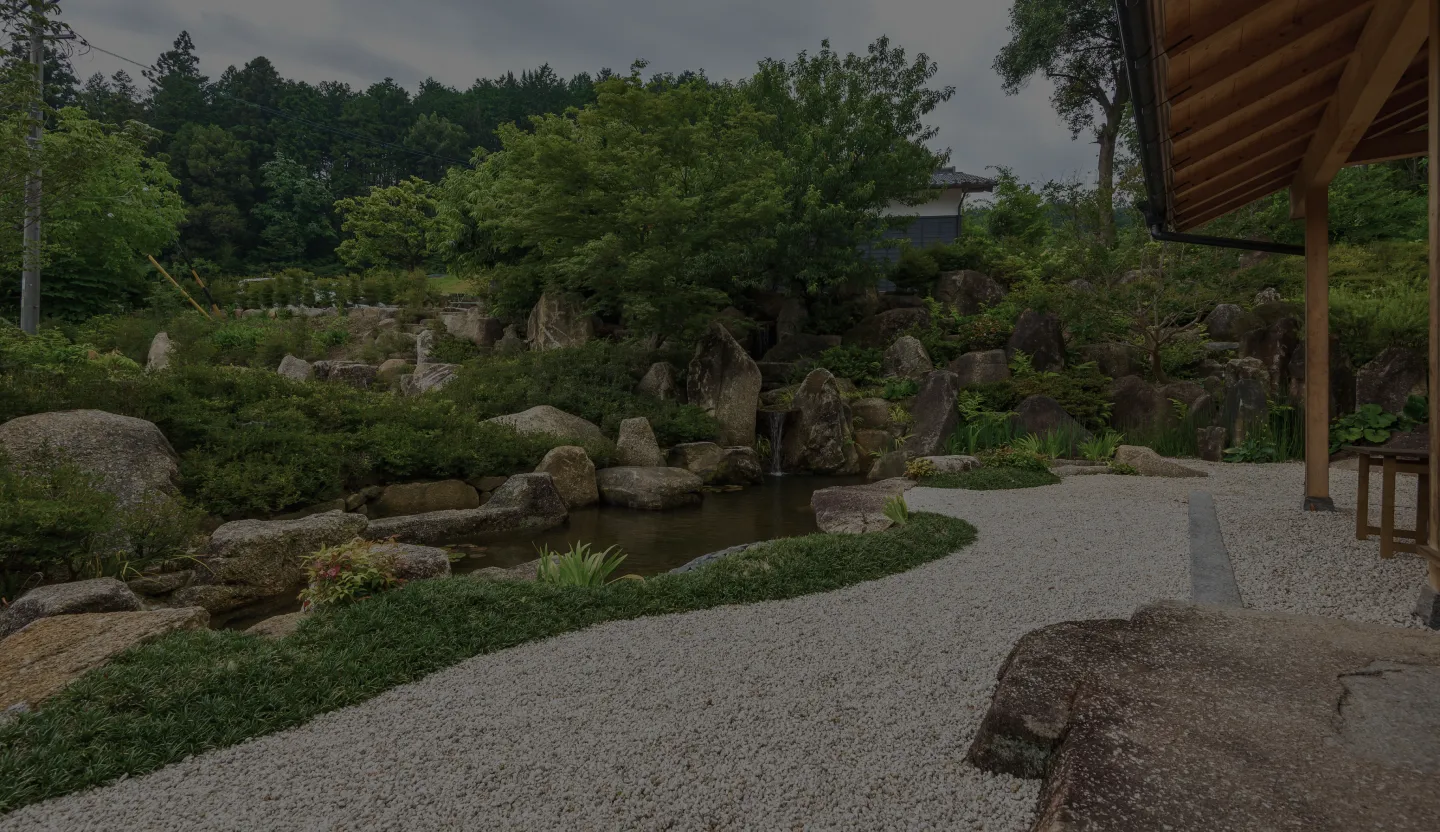石灯籠と板石が配された日本庭園